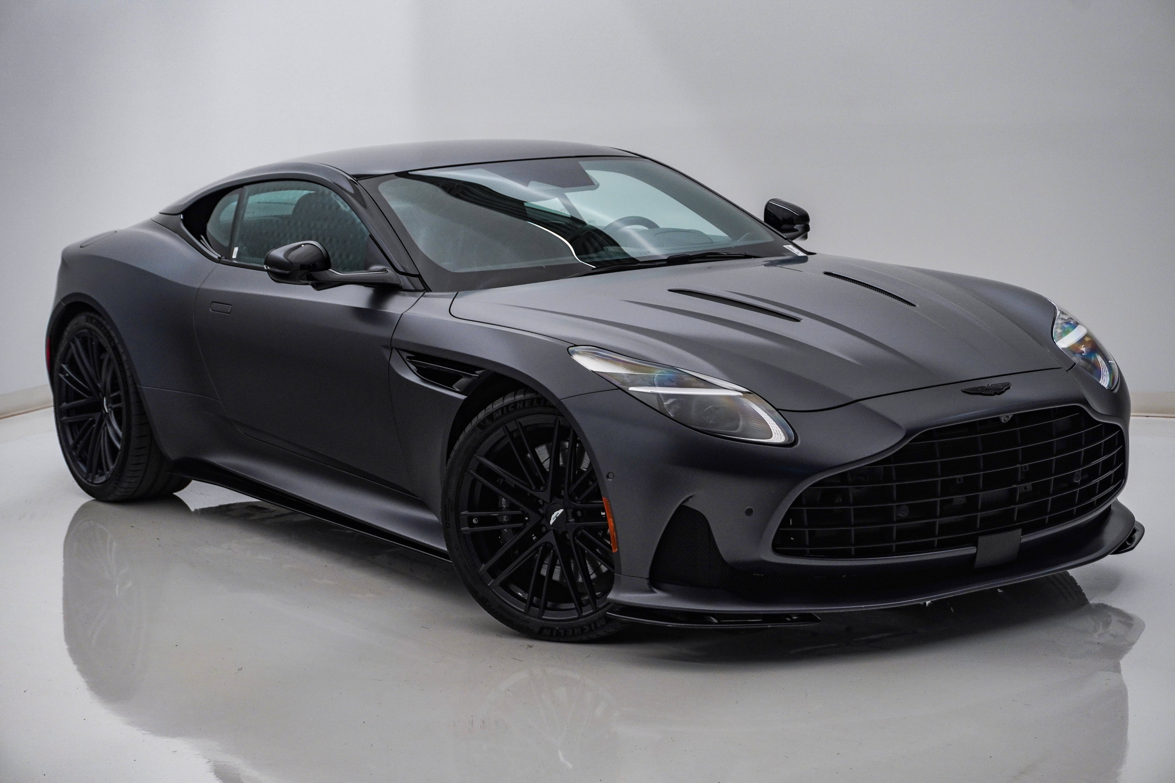 Used 2024 Aston Martin DB12 Coupe RWD image 3