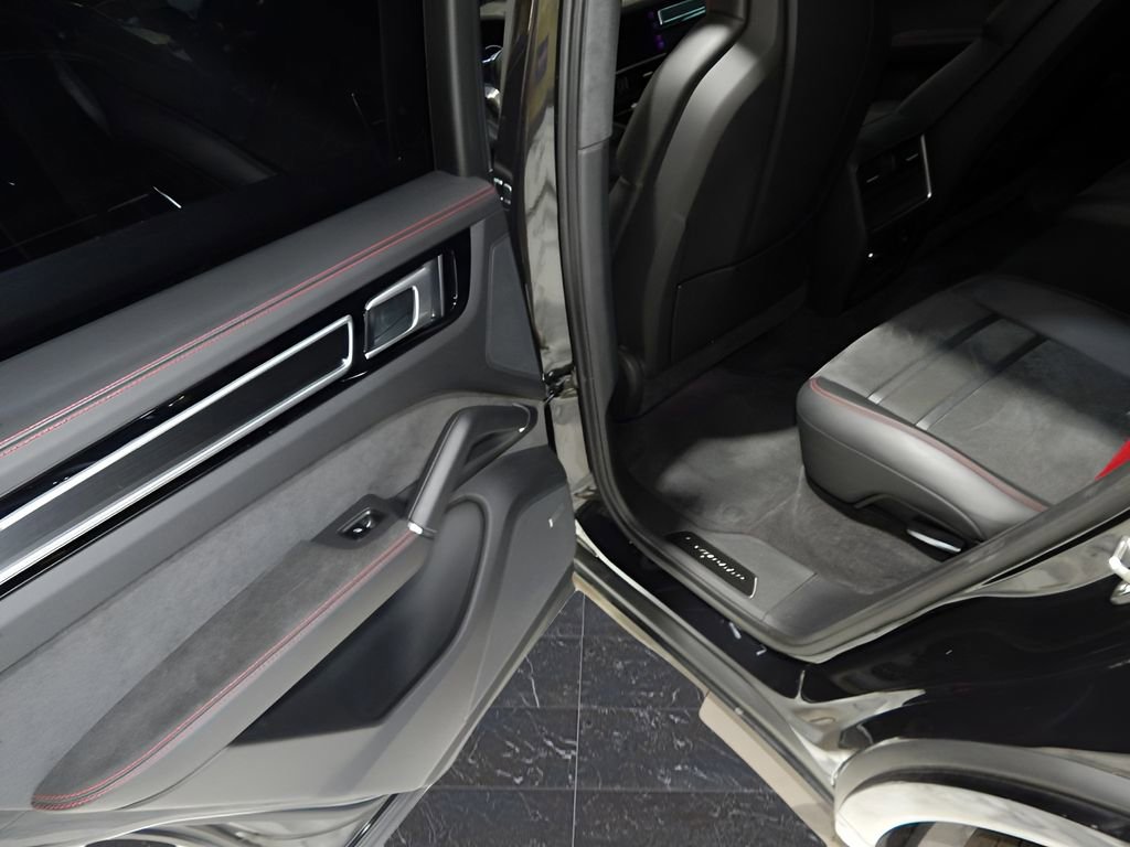 Used 2021 Porsche Cayenne GTS image 35