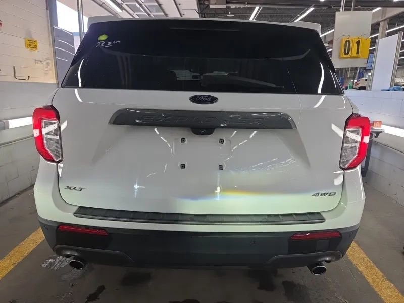 Used 2021 Ford Explorer XLT w/ Equipment Group 202A AWD/4WD image 5