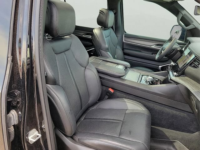 Used 2024 Jeep Wagoneer Series III w/ Premium Group I AWD/4WD image 17