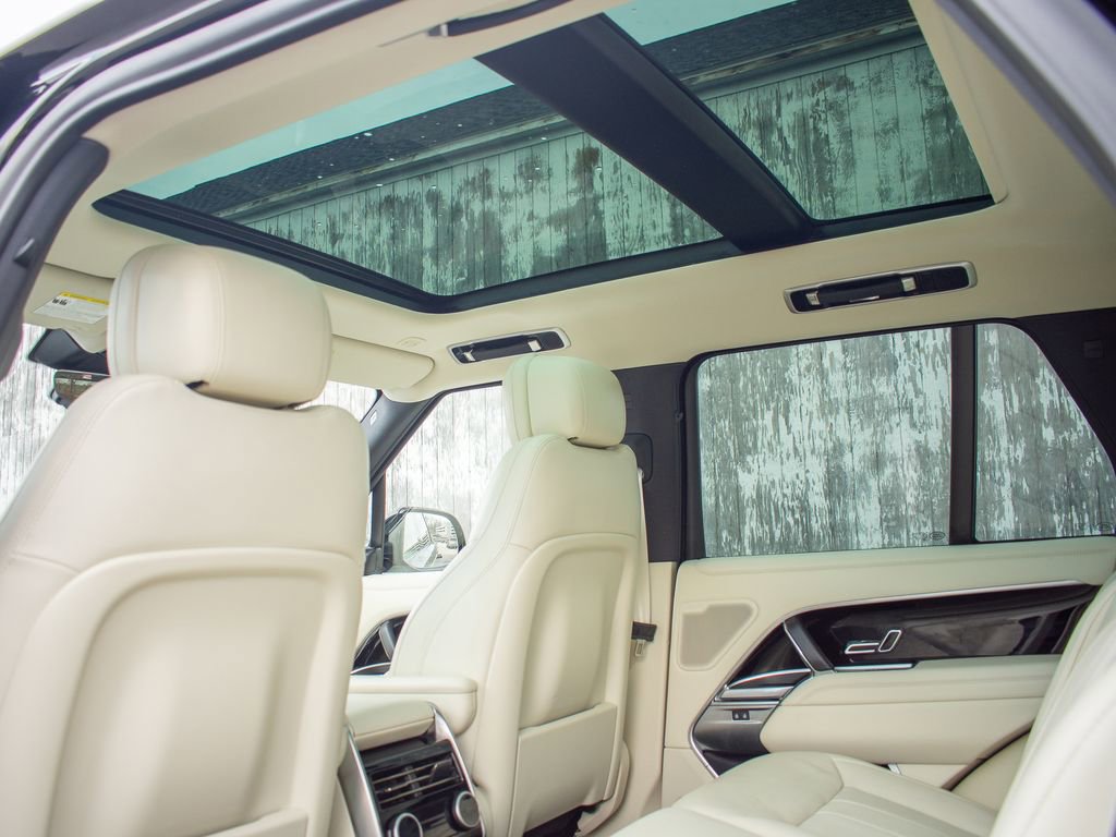 Certified 2025 Land Rover Range Rover SE image 35