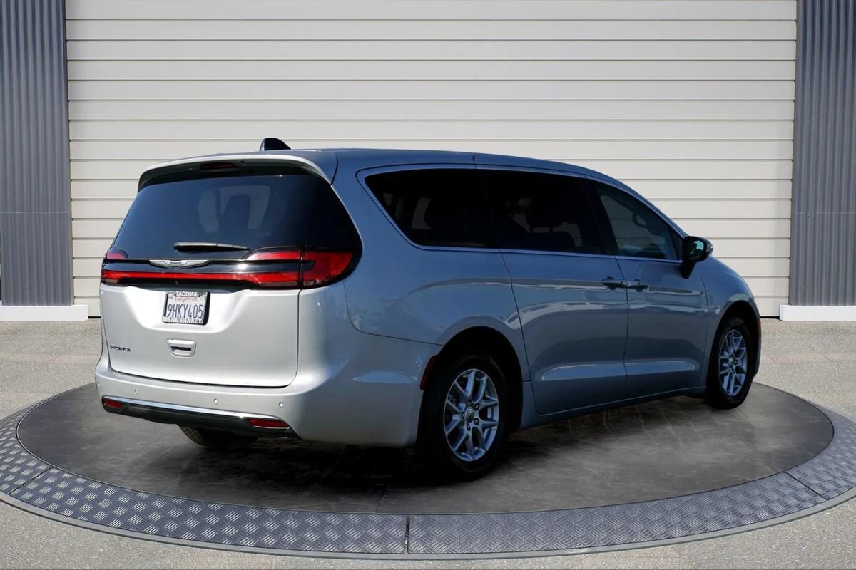 Used 2023 Chrysler Pacifica Touring-L FWD image 7