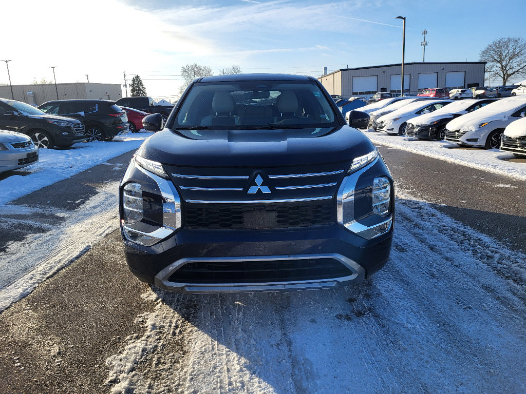 Used 2025 Mitsubishi Outlander SE image 16