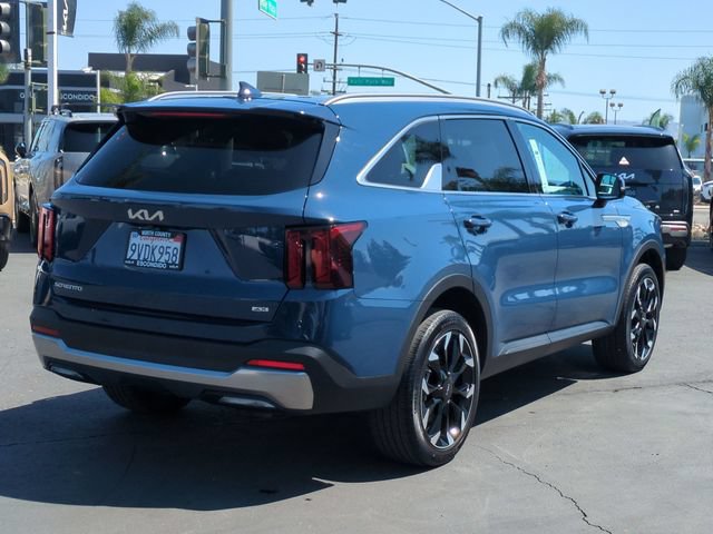 Certified 2025 Kia Sorento EX w/ Panoramic Sunroof Package AWD/4WD image 3