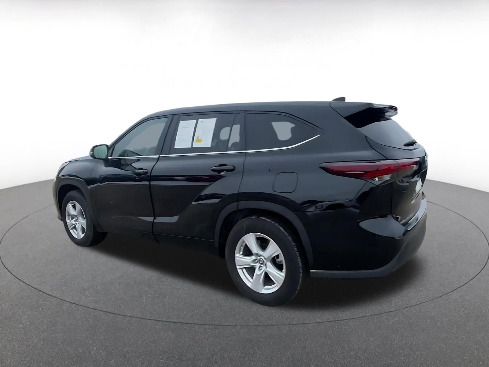 Used 2025 Toyota Highlander LE image 10