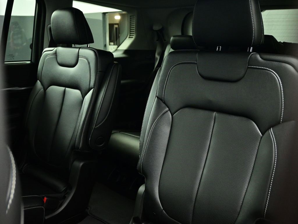 Used 2024 Jeep Grand Cherokee L Limited w/ Luxury Tech Group II image 24