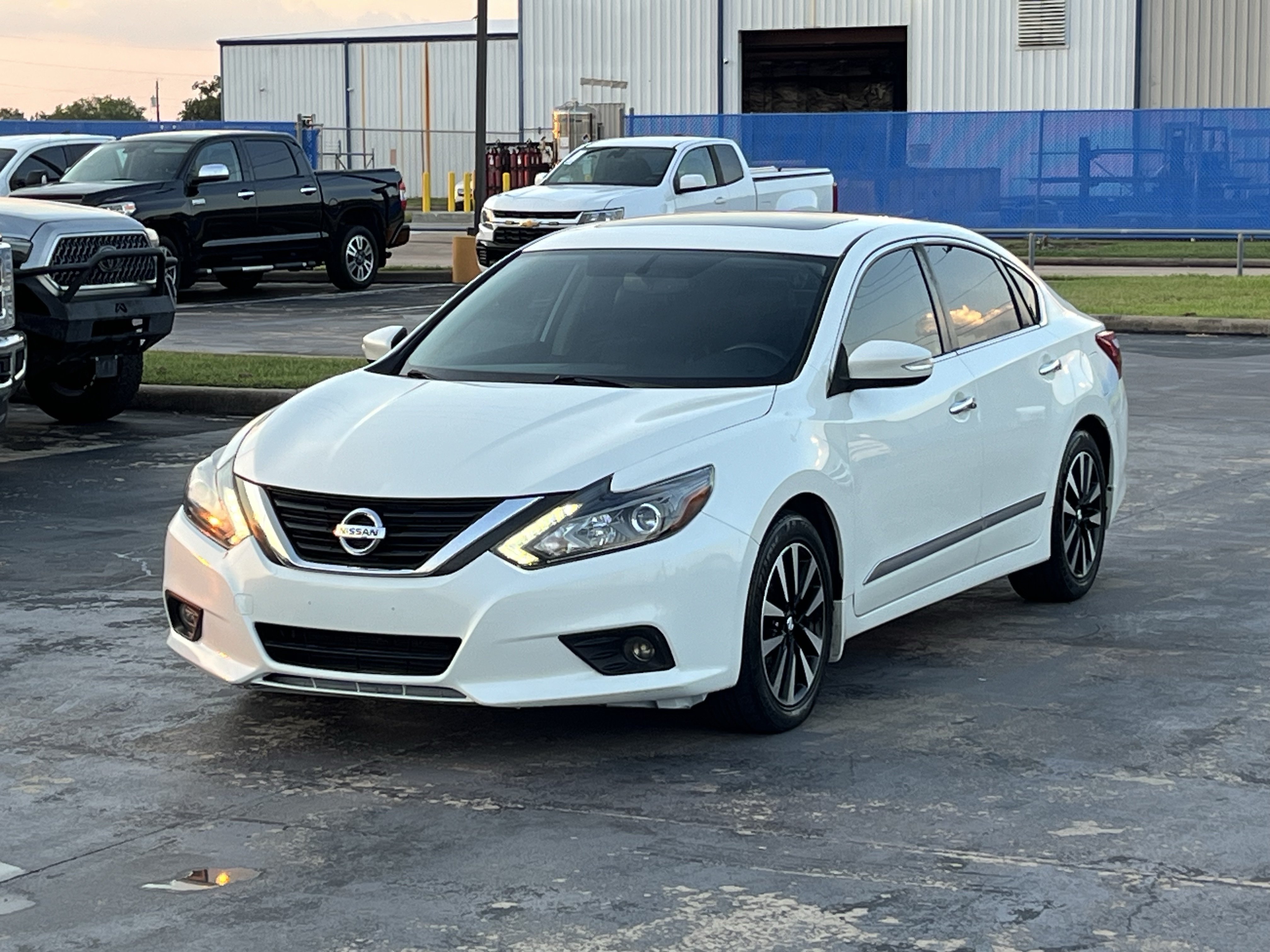 Used 2017 Nissan Altima 2.5 SL w/ Technology Package FWD image 3