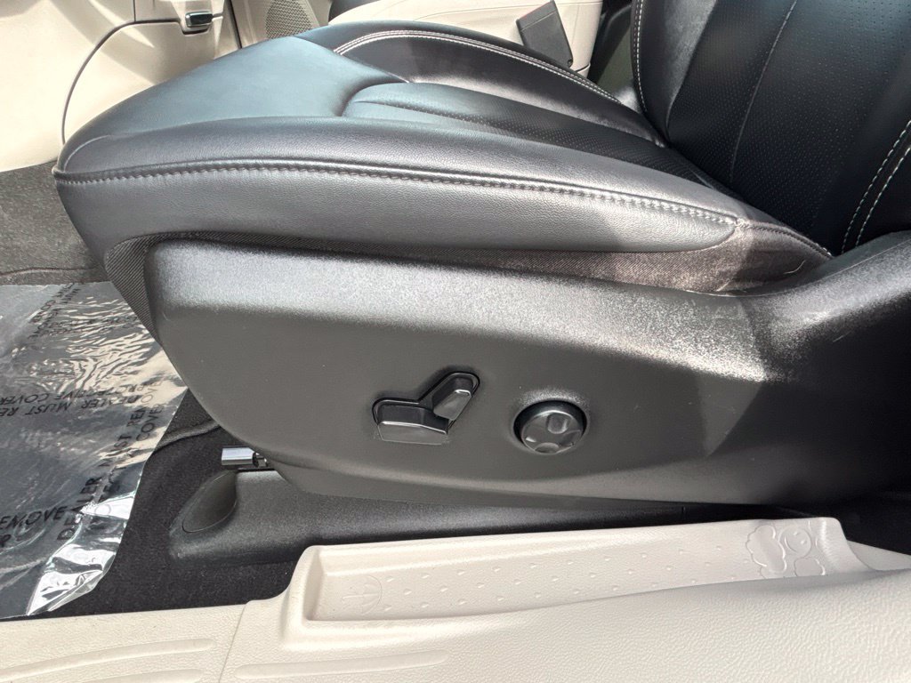 Used 2024 Chrysler Pacifica Limited FWD image 36