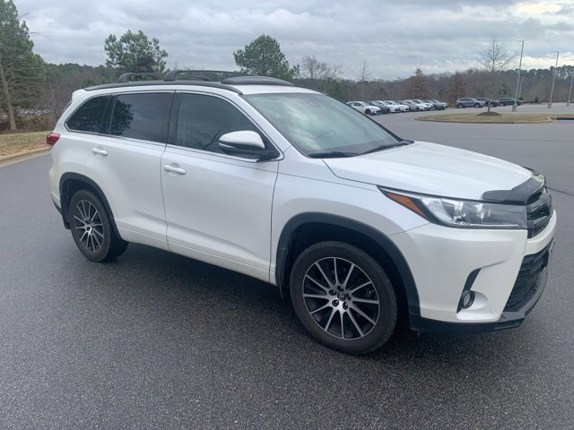 Used 2017 Toyota Highlander SE image 3