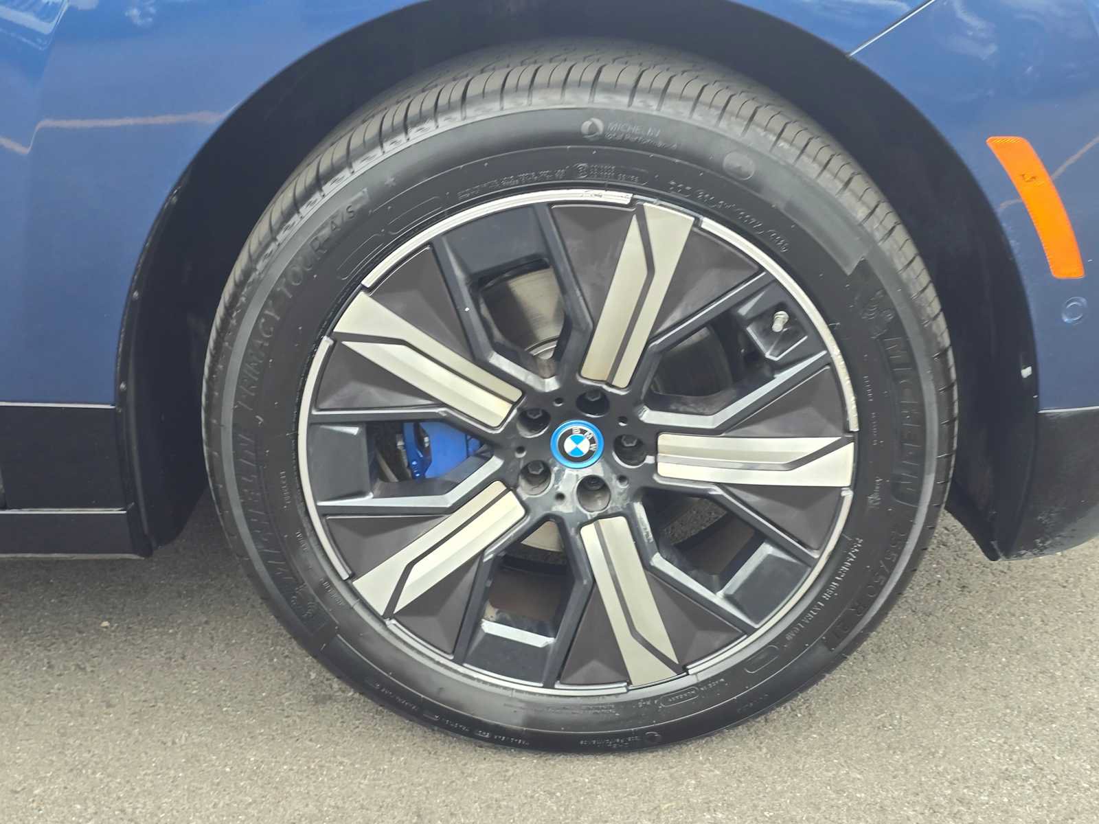 Used 2023 BMW iX xDrive50 w/ Sport Package AWD/4WD image 9