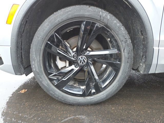 Used 2023 Volkswagen Tiguan SE R-Line image 27