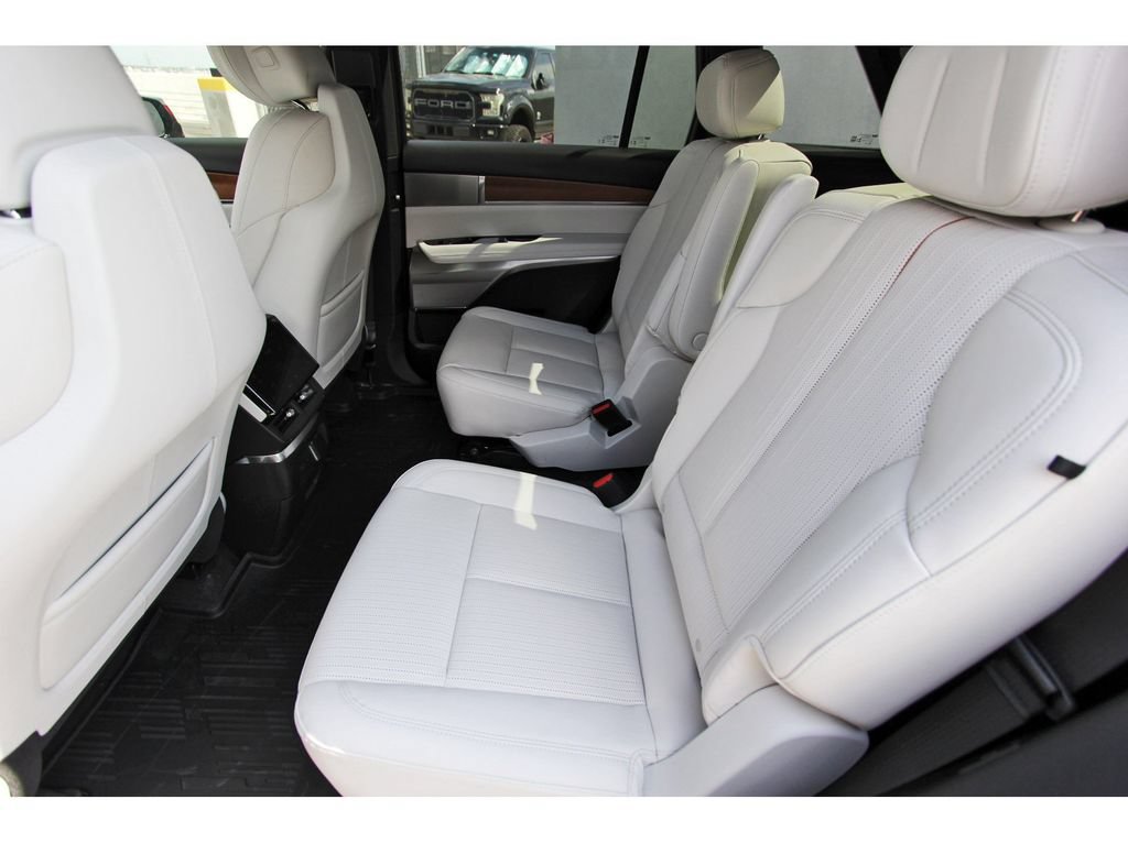 New 2027 Cadillac Vistiq Luxury AWD/4WD image 7