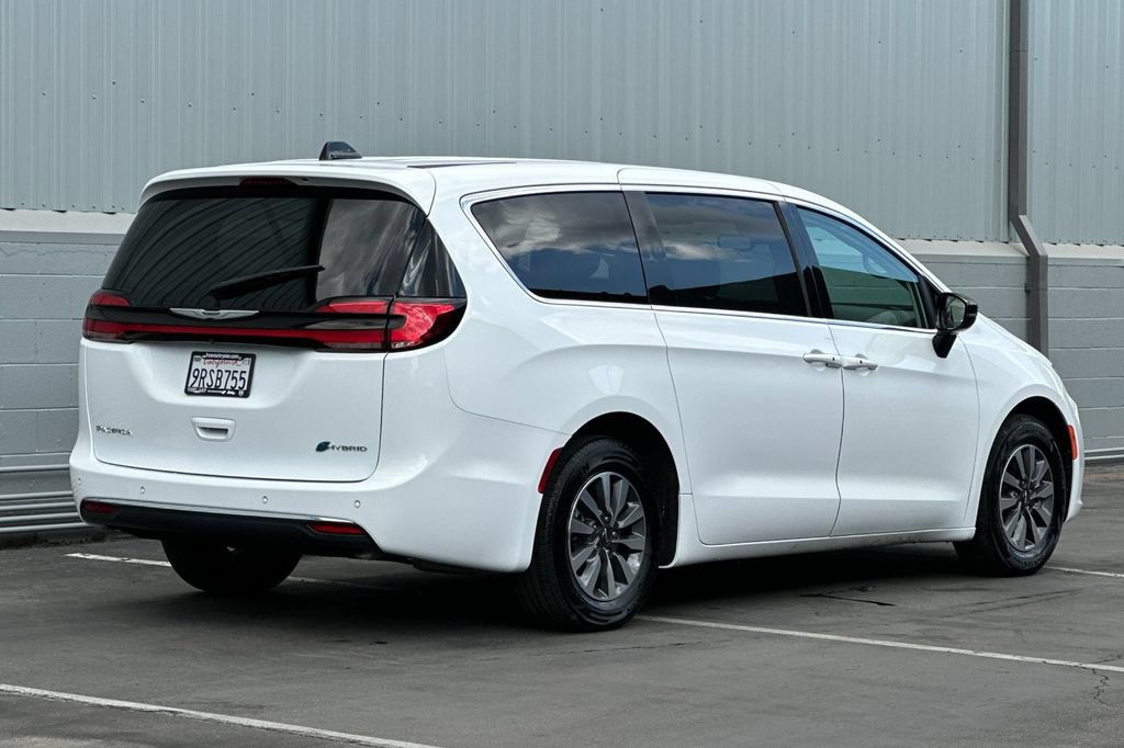 Used 2024 Chrysler Pacifica Limited FWD image 4
