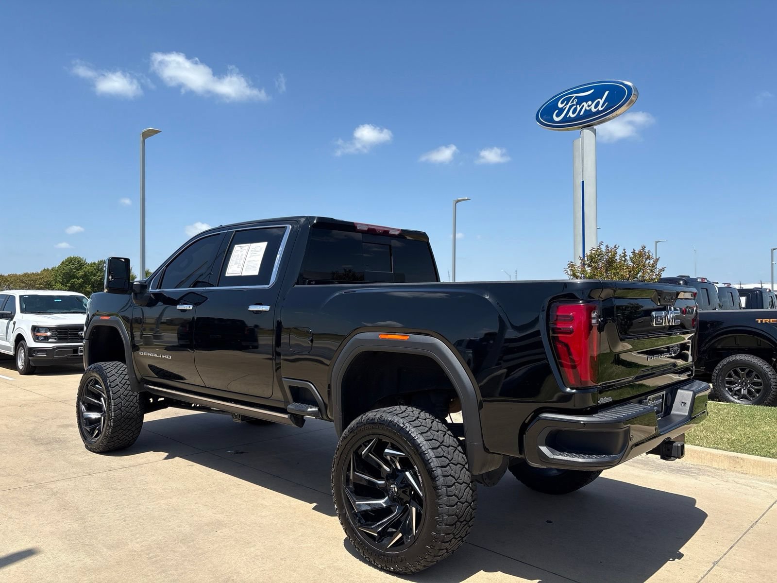 Used 2024 GMC Sierra 2500 Denali Ultimate AWD/4WD image 3