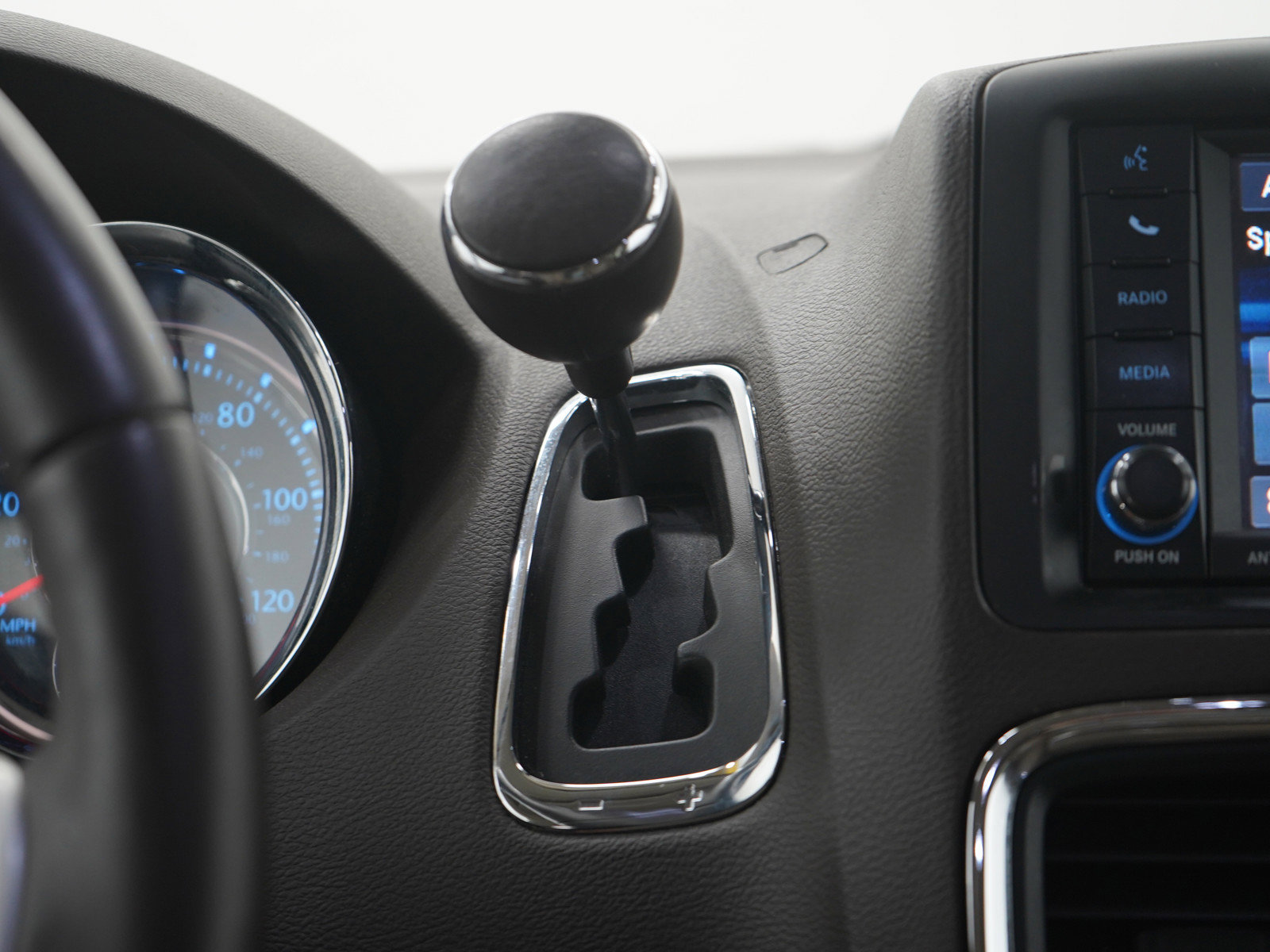 Used 2014 Chrysler Town & Country Touring FWD image 19