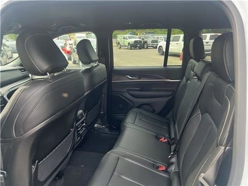 Used 2025 Jeep Grand Cherokee Limited AWD/4WD image 48