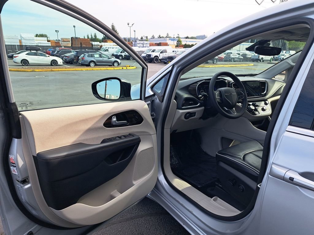 Used 2024 Chrysler Pacifica Limited FWD image 11