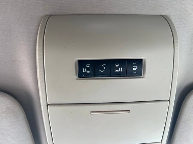 Used 2016 Chrysler Town & Country Touring FWD image 22