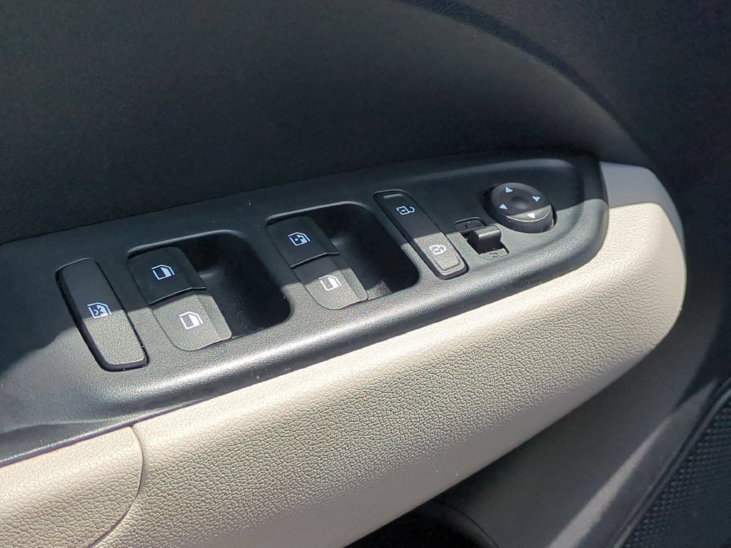 Used 2025 Hyundai Venue SEL FWD image 13