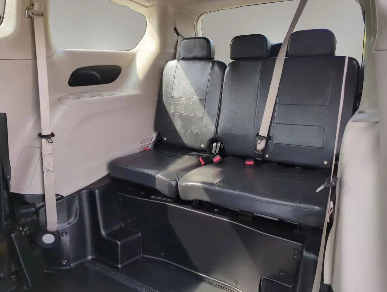 Used 2023 Chrysler Voyager LX FWD image 23