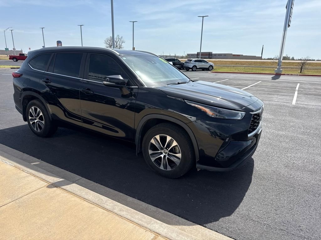 Used 2023 Toyota Highlander XLE FWD image 6