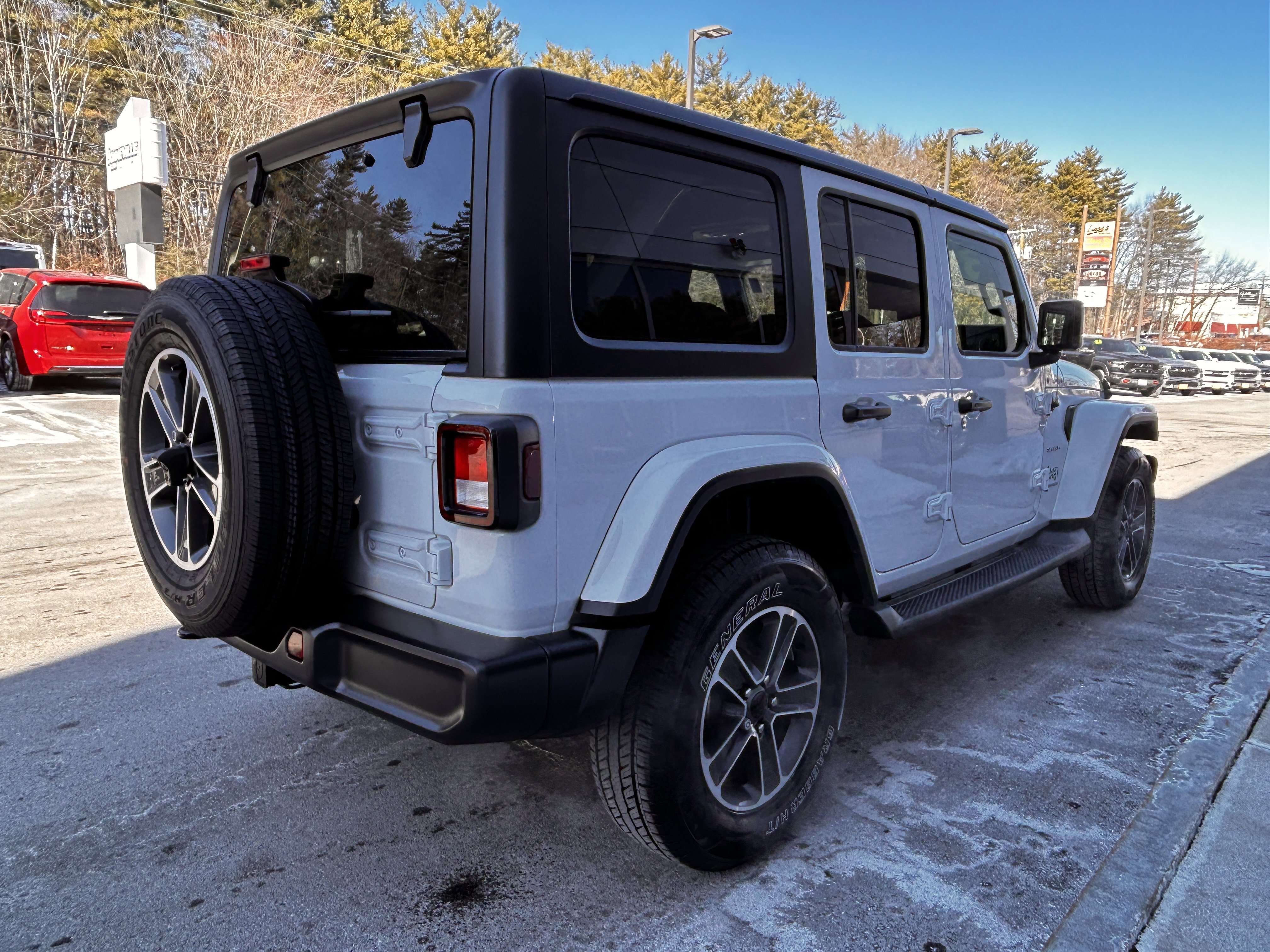 Used 2023 Jeep Wrangler Unlimited Sahara w/ Cold Weather Group AWD/4WD image 13