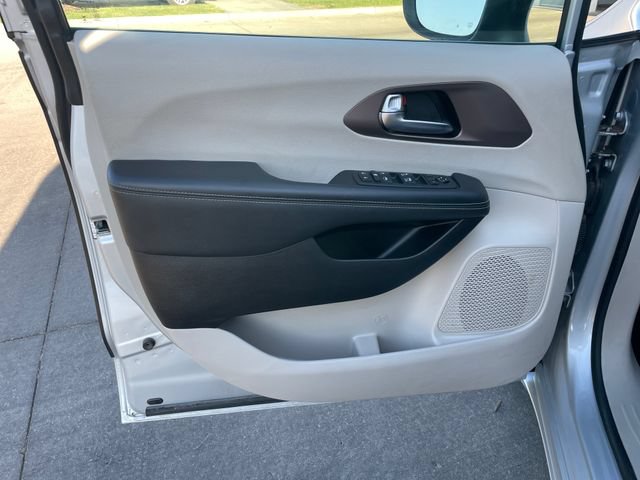 Used 2023 Chrysler Voyager LX FWD image 11
