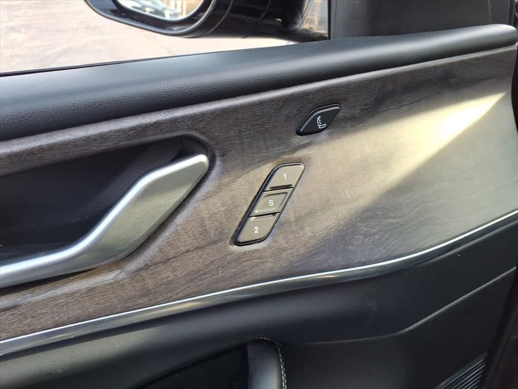 Certified 2022 Jeep Grand Cherokee Overland w/ Luxury Tech Group IV AWD/4WD image 7