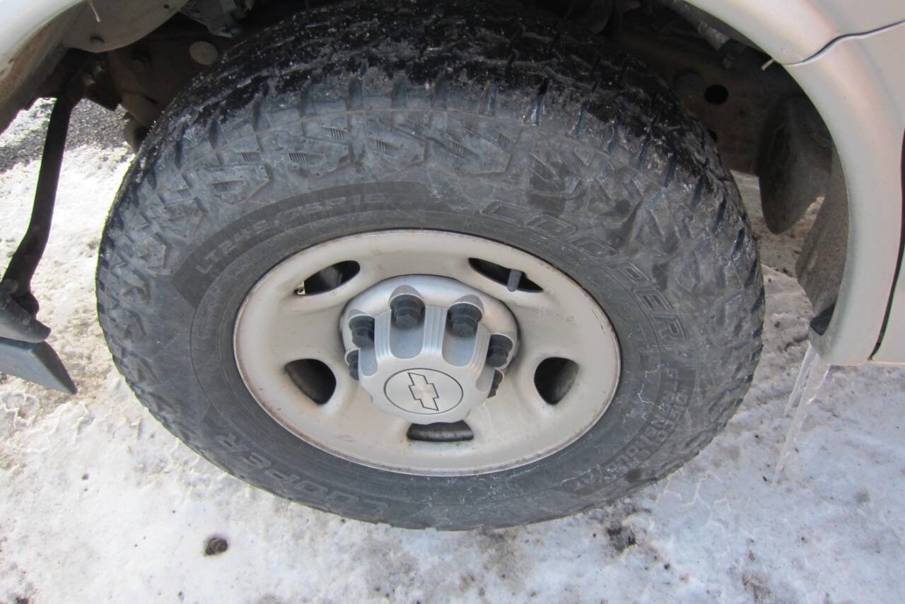 Used 2020 Chevrolet Express 3500 w/ Driver Convenience Package image 5