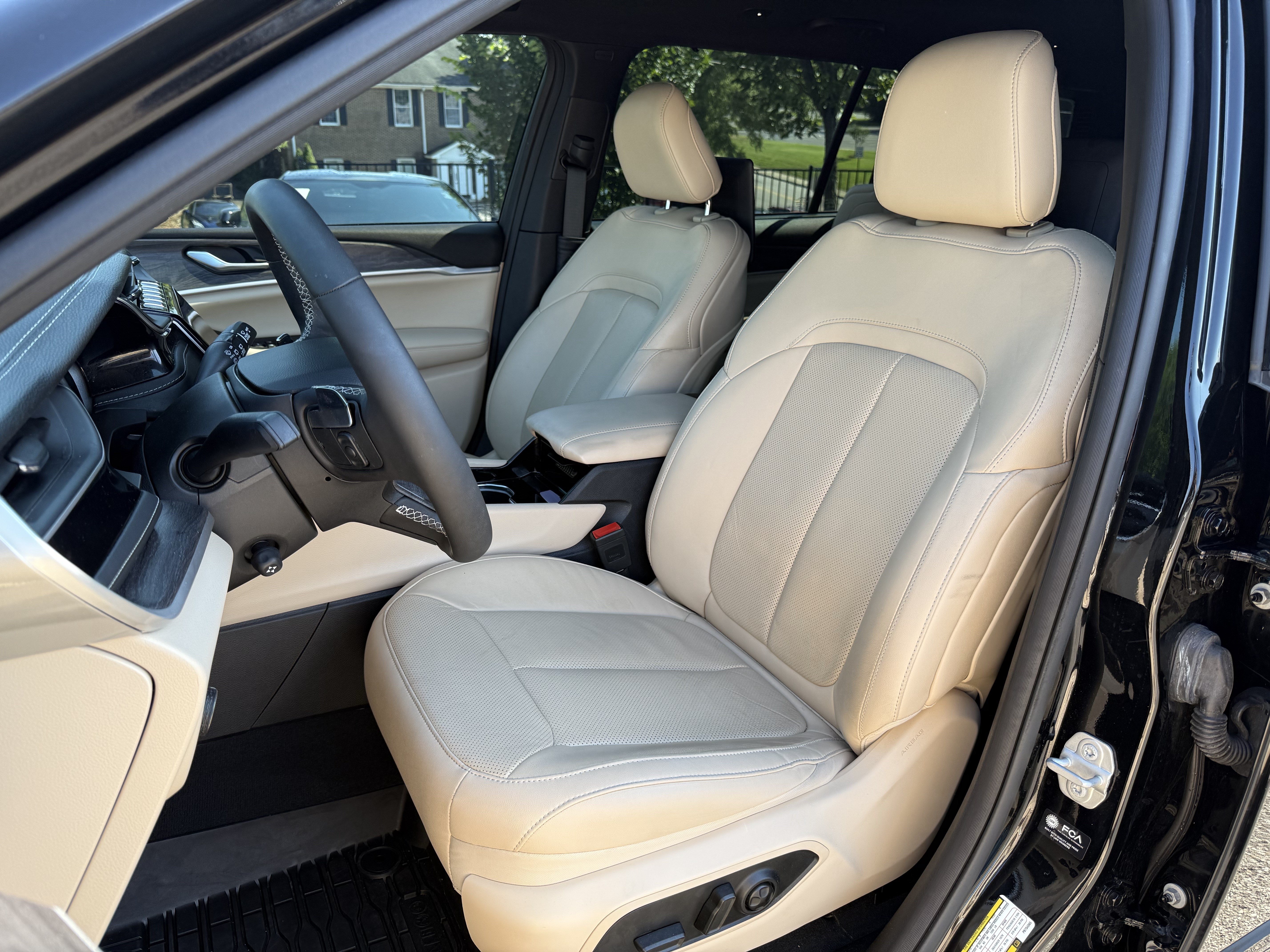 Used 2023 Jeep Grand Cherokee L Limited w/ Luxury Tech Group II AWD/4WD image 16