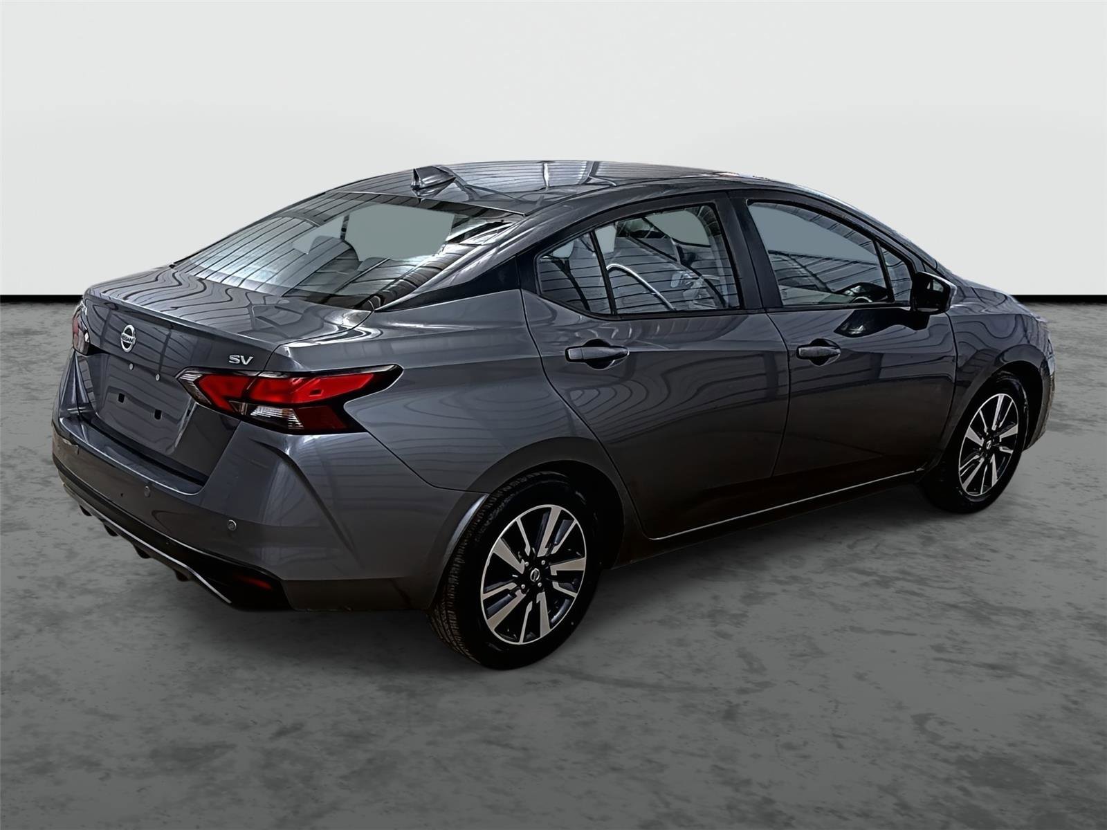 Used 2022 Nissan Versa SV image 4