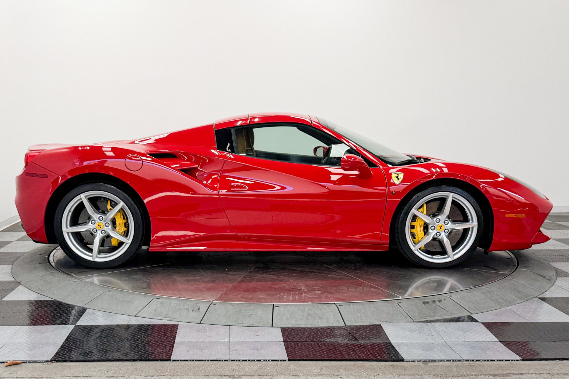 Used 2018 Ferrari 488 Spider RWD image 32