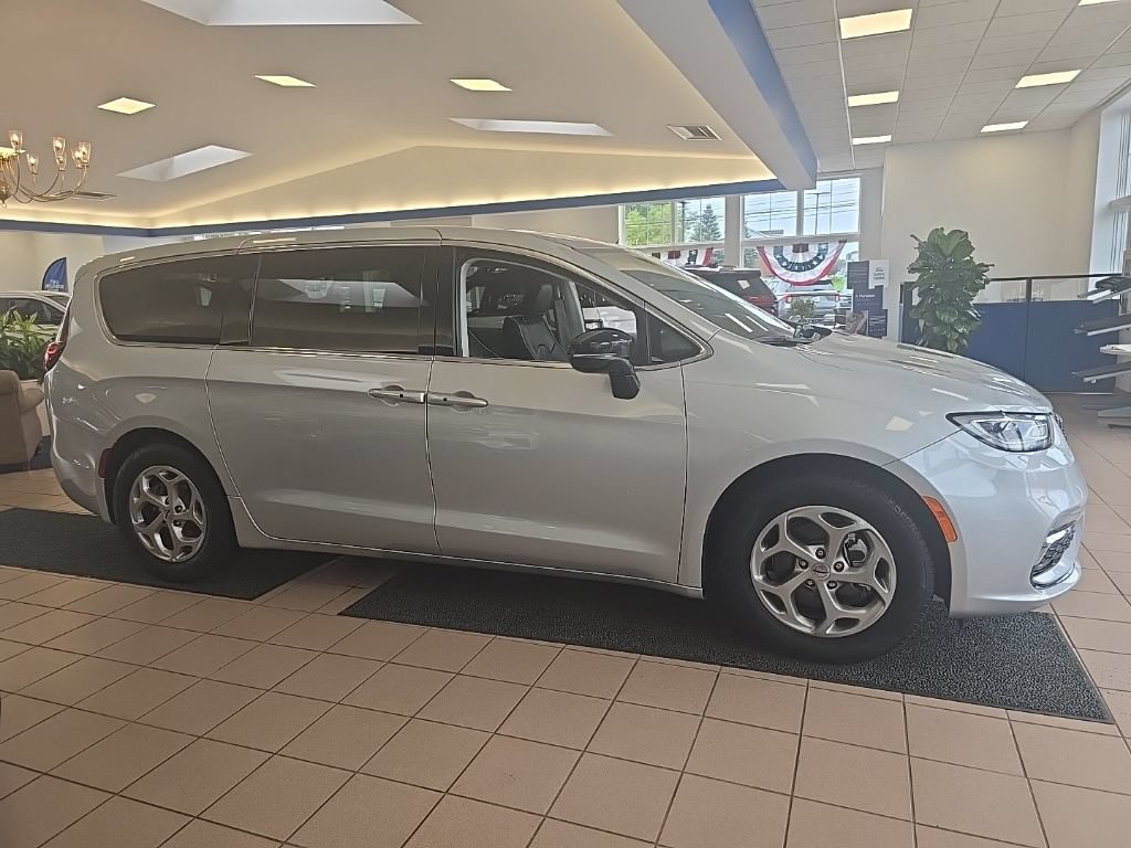 Used 2024 Chrysler Pacifica Limited FWD image 9