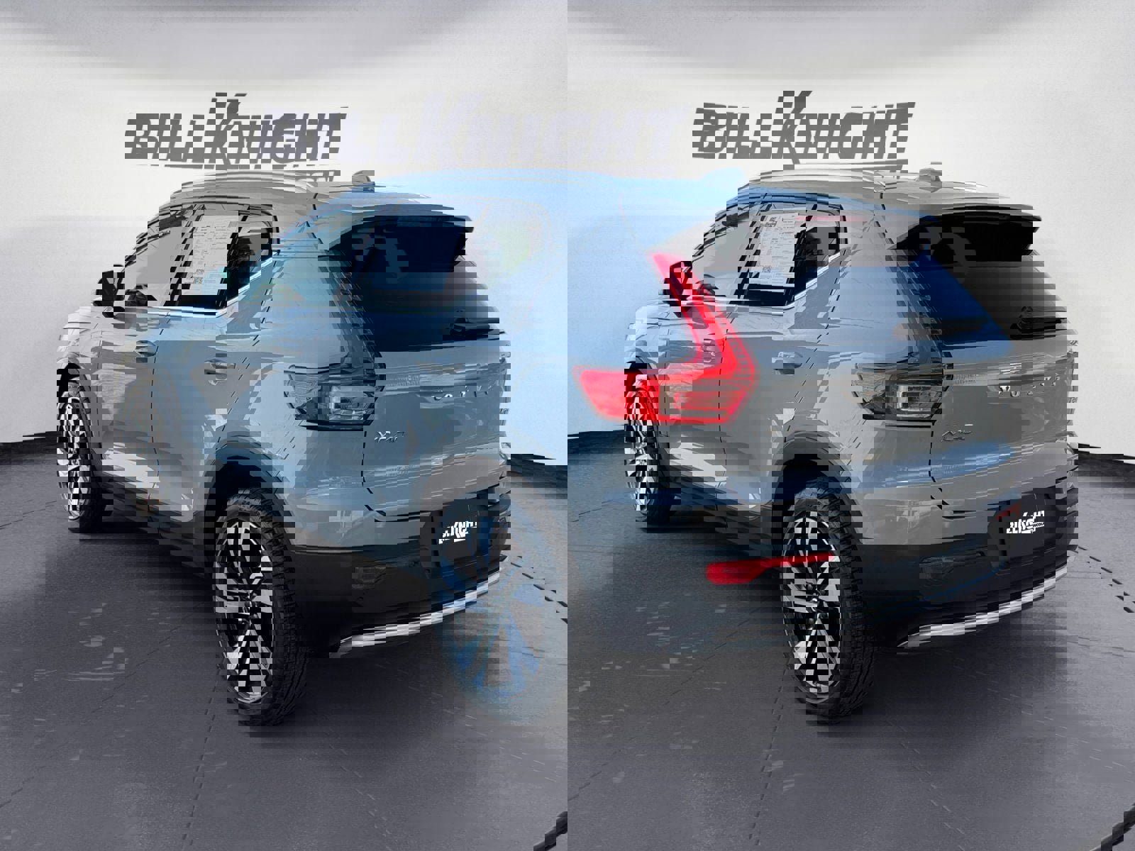 Used 2024 Volvo XC40 B5 Ultimate w/ Protection Package Premier image 3