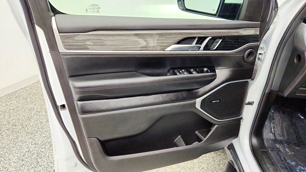 Used 2022 Jeep Wagoneer Series III AWD/4WD image 10