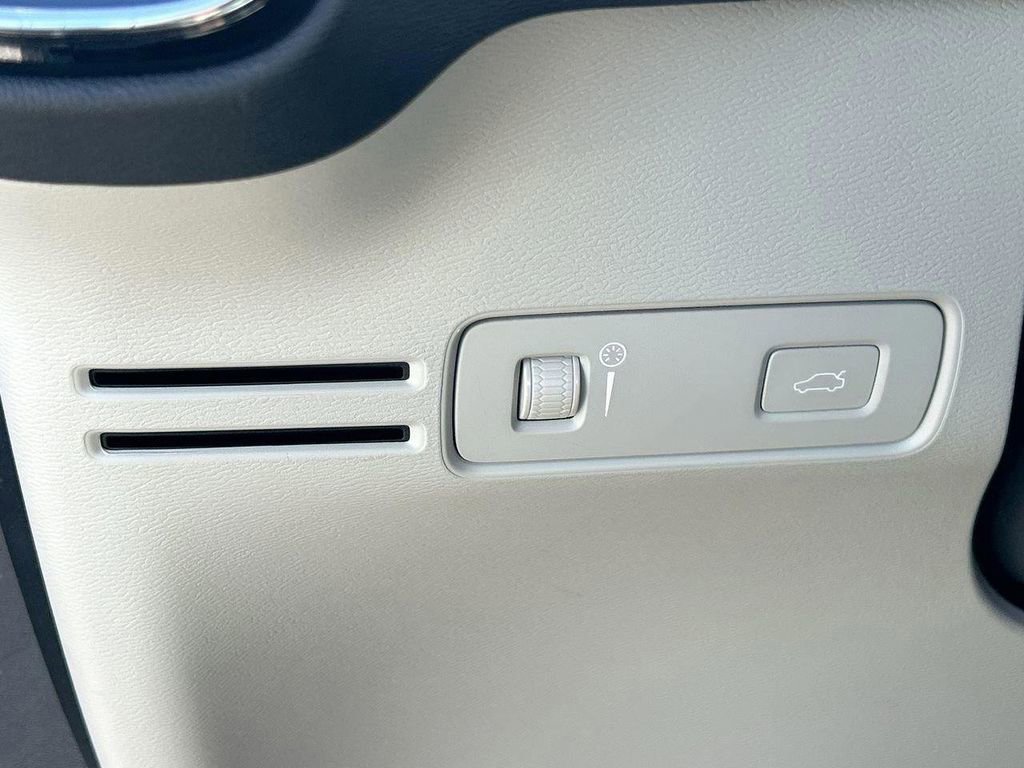 Used 2019 Volvo XC40 T5 Momentum image 31