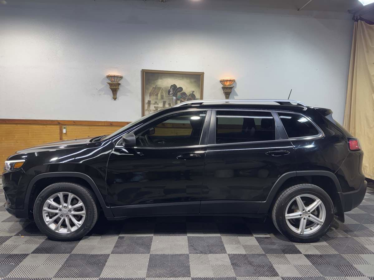 Used 2019 Jeep Cherokee Latitude w/ Popular Appearance Group FWD image 2