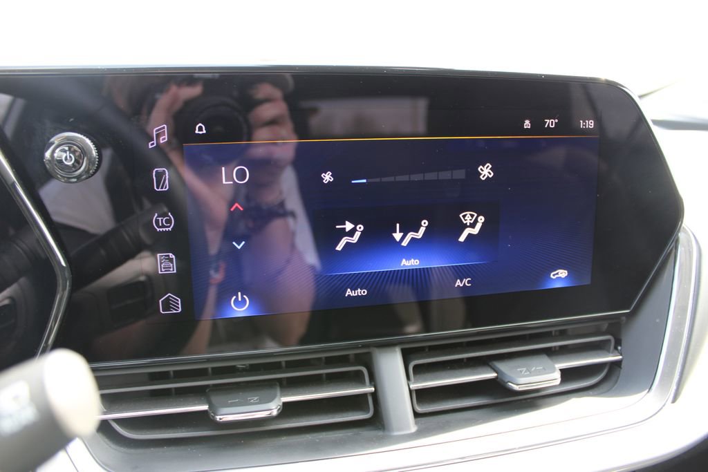 Used 2025 Chevrolet Trax LT w/ LT Convenience Package image 46