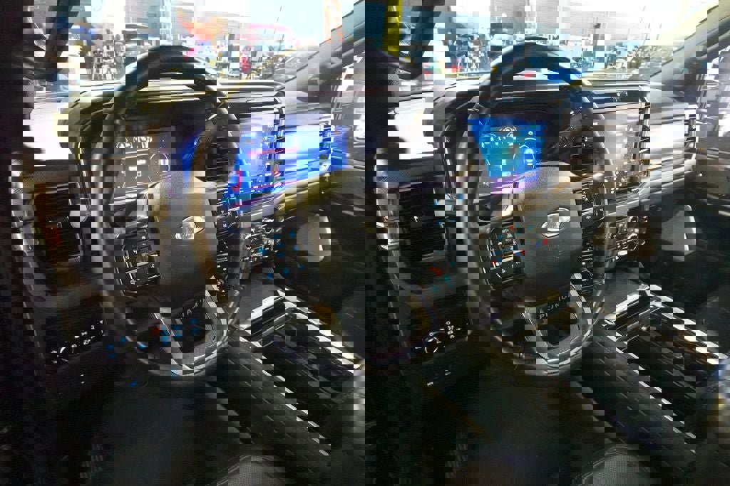 Certified 2025 Ford F350 Platinum w/ Tremor Off-Road Package AWD/4WD image 27