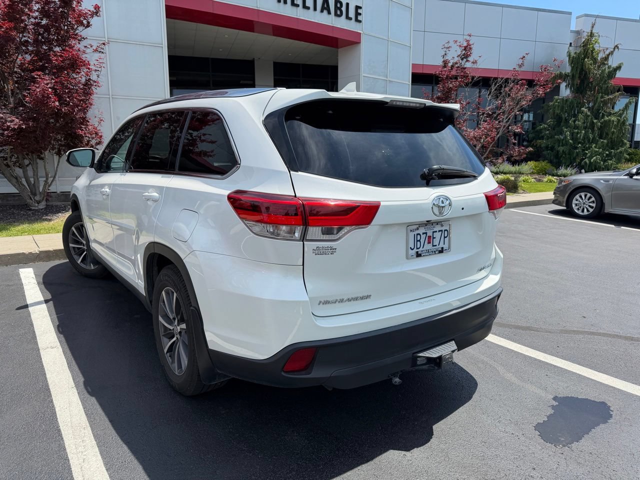 Used 2019 Toyota Highlander XLE AWD/4WD image 3