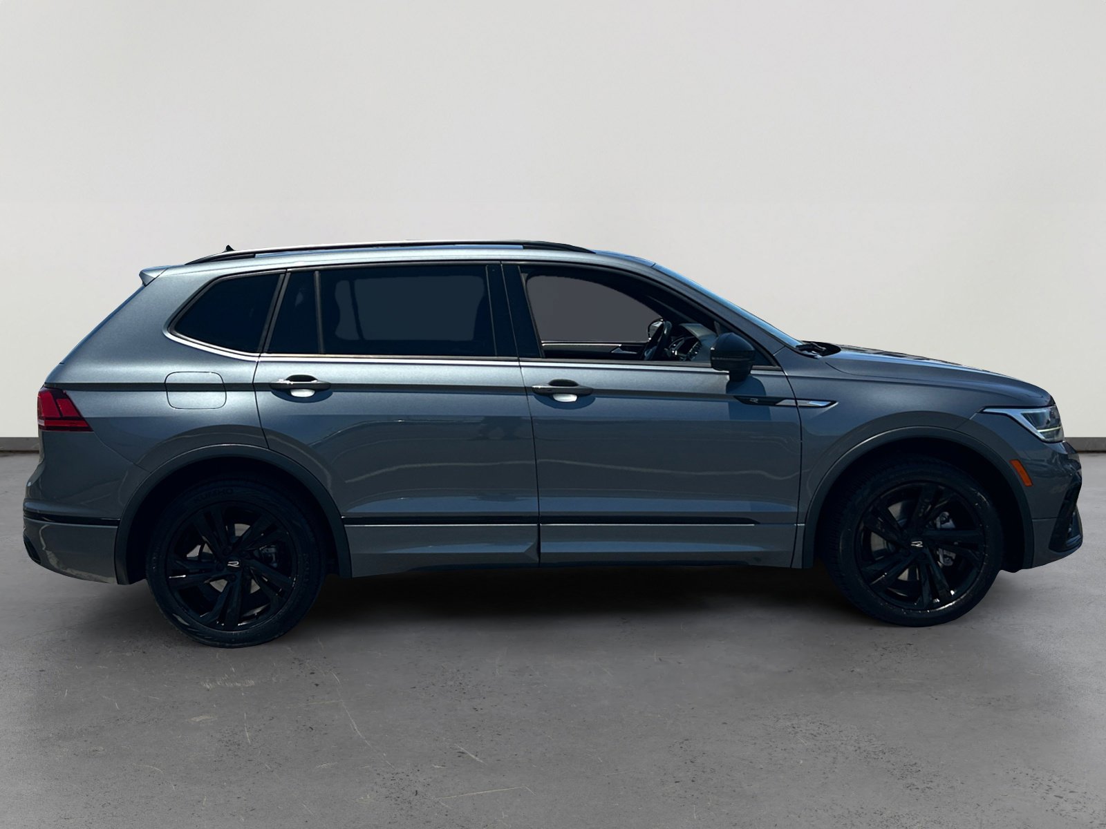 Used 2023 Volkswagen Tiguan SE R-Line FWD image 6