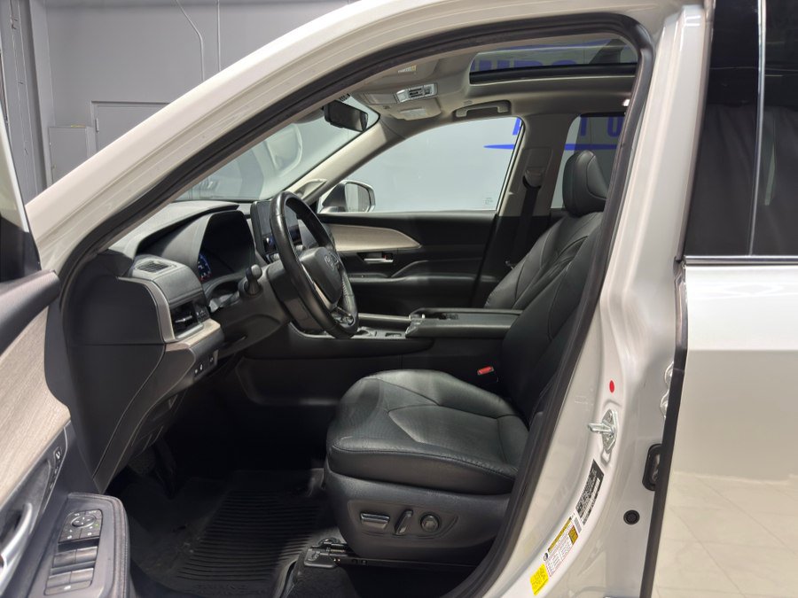 Used 2024 Toyota Grand Highlander AWD image 17