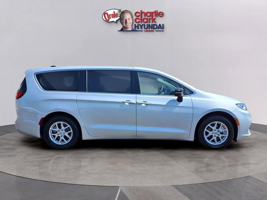 Used 2024 Chrysler Pacifica Touring-L image 6