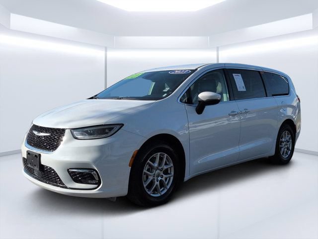 Used 2023 Chrysler Pacifica Touring-L FWD image 7