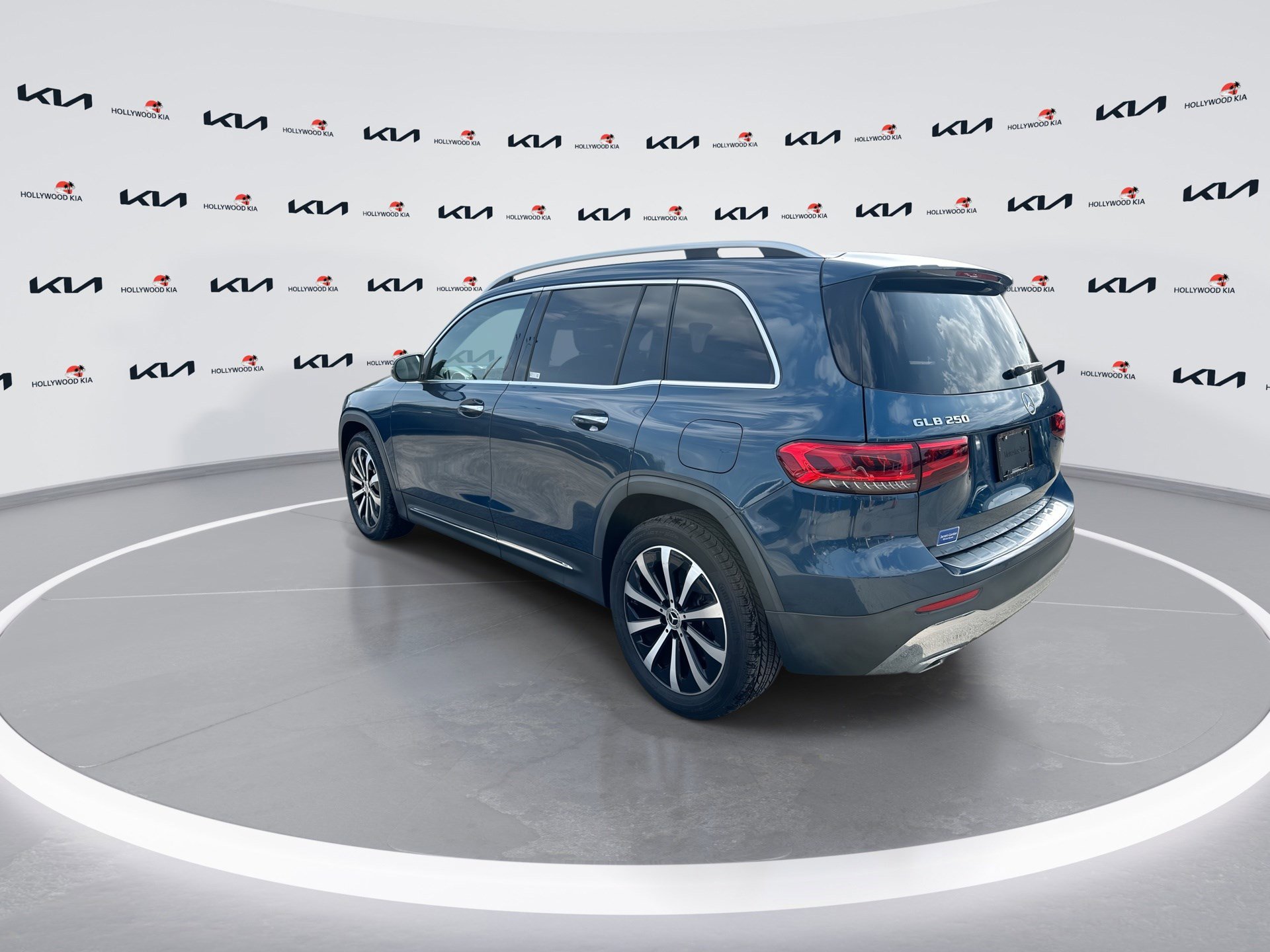 Used 2021 Mercedes-Benz GLB 250 w/ Premium Package image 6