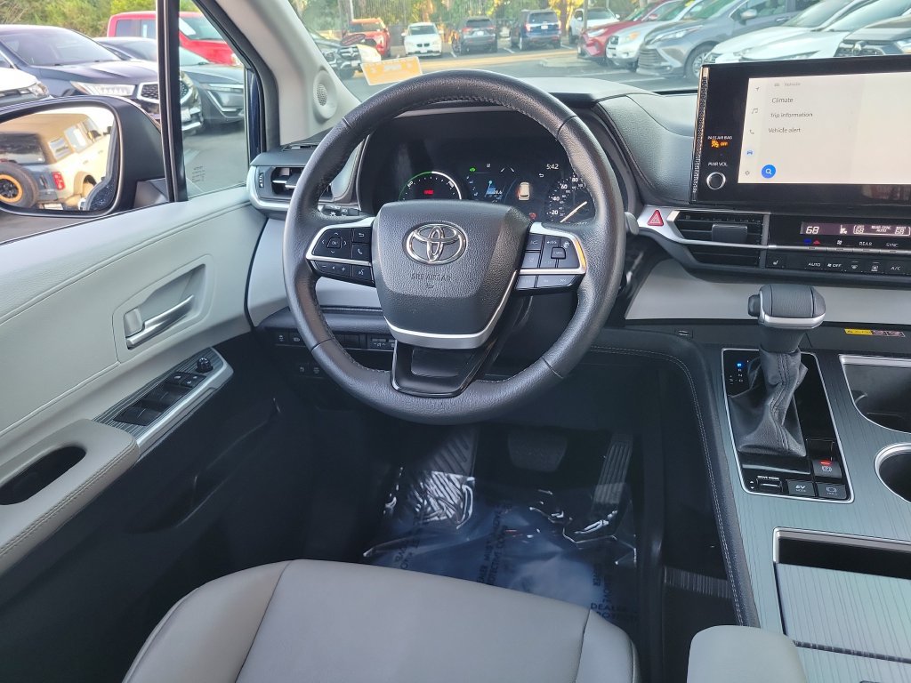 Used 2025 Toyota Sienna XLE w/ XLE Plus Package FWD image 14