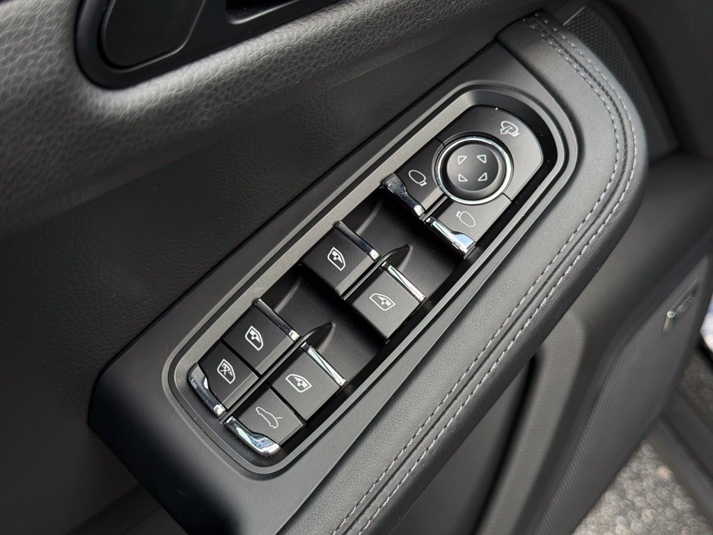 Used 2026 Porsche Macan AWD/4WD image 7