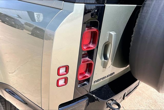 Used 2024 Land Rover Defender 130 X-Dynamic SE image 32