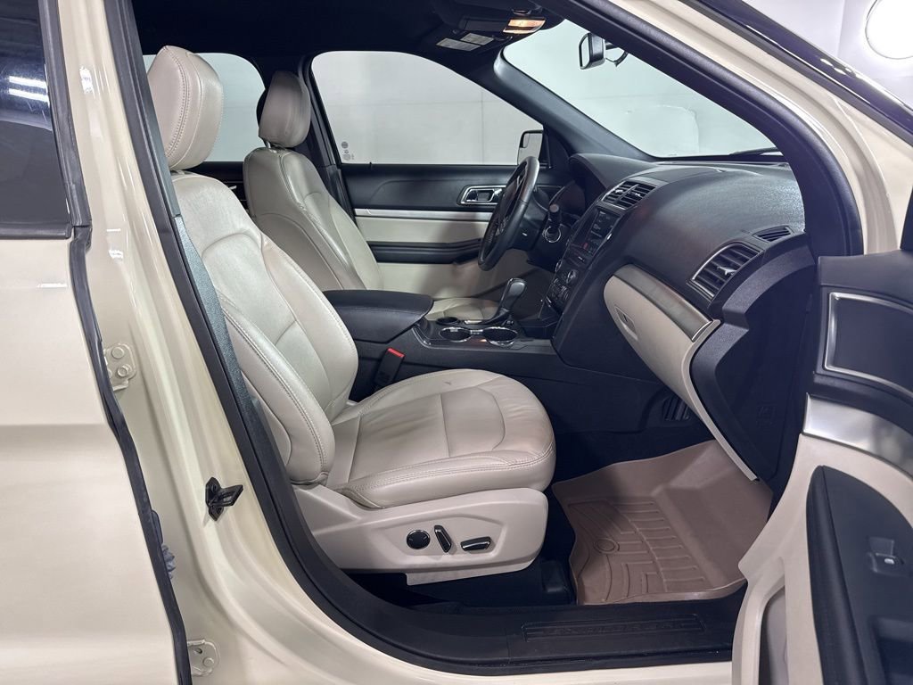 Used 2018 Ford Explorer XLT w/ Equipment Group 202A FWD image 13
