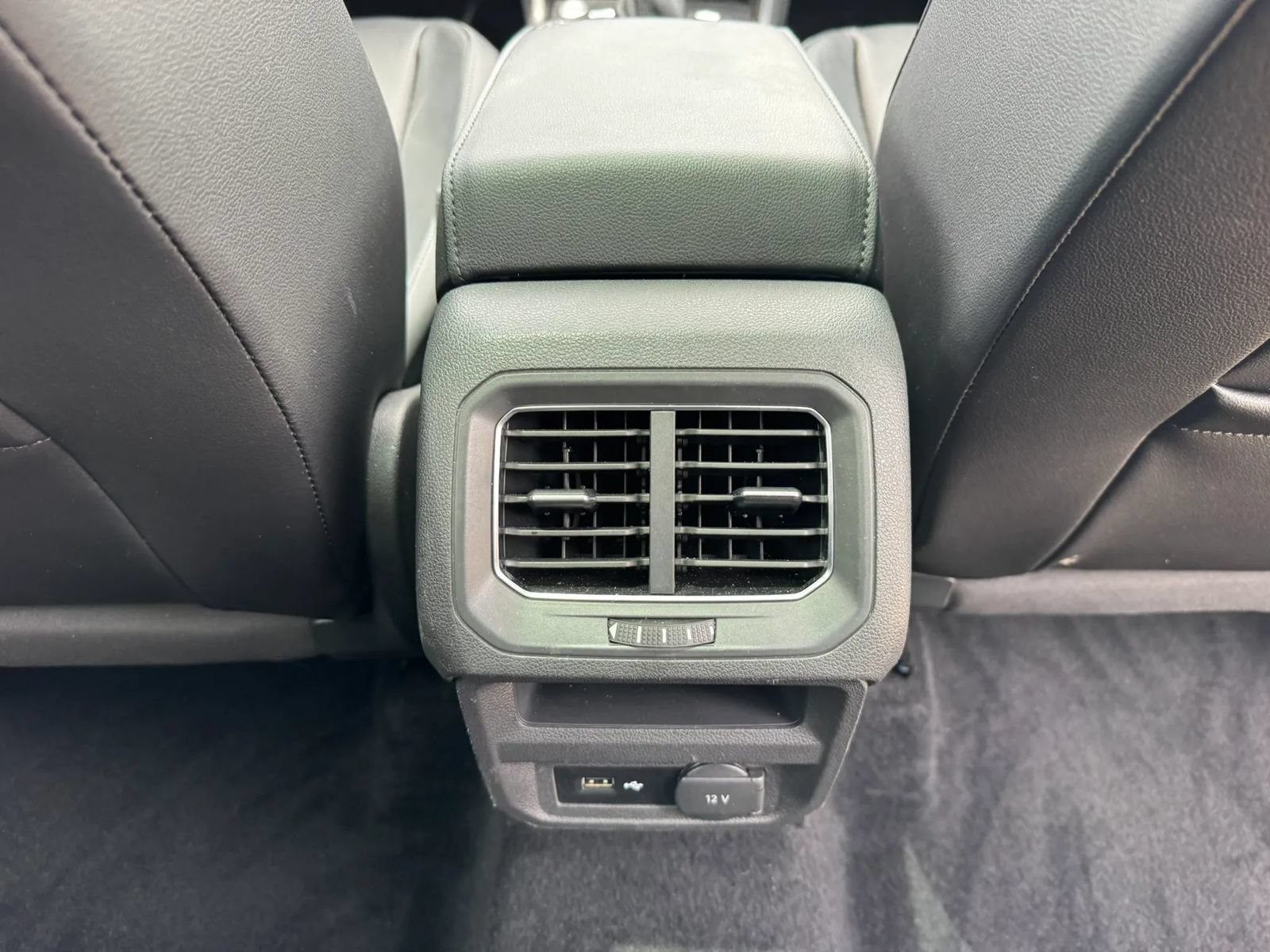 Used 2018 Volkswagen Tiguan SEL FWD image 24